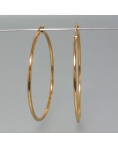 Extra-large hoops in gold look