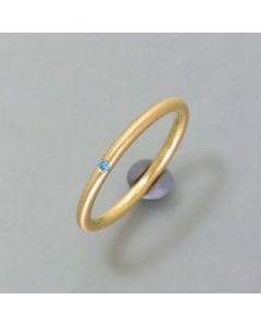 Delicate gold ring with light blue brilliant in round profile